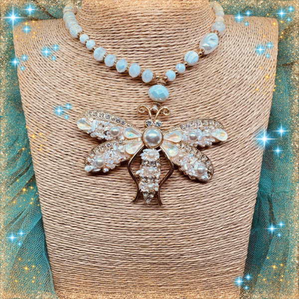Collar veraniego de la Diosa Polilla